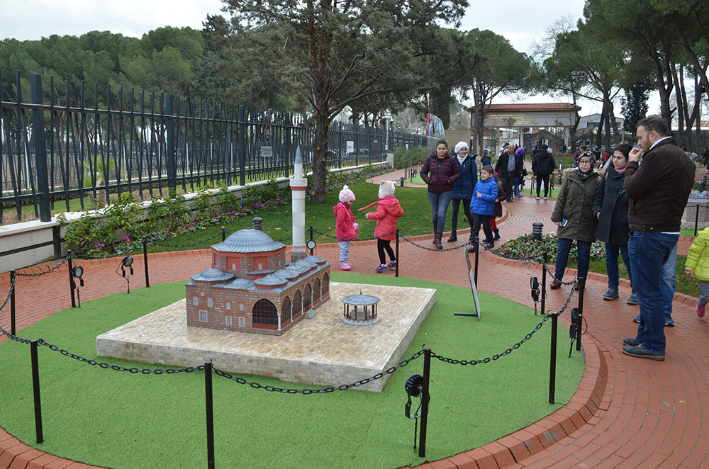 Manisa Hatuniye Camii ve Külliyesi