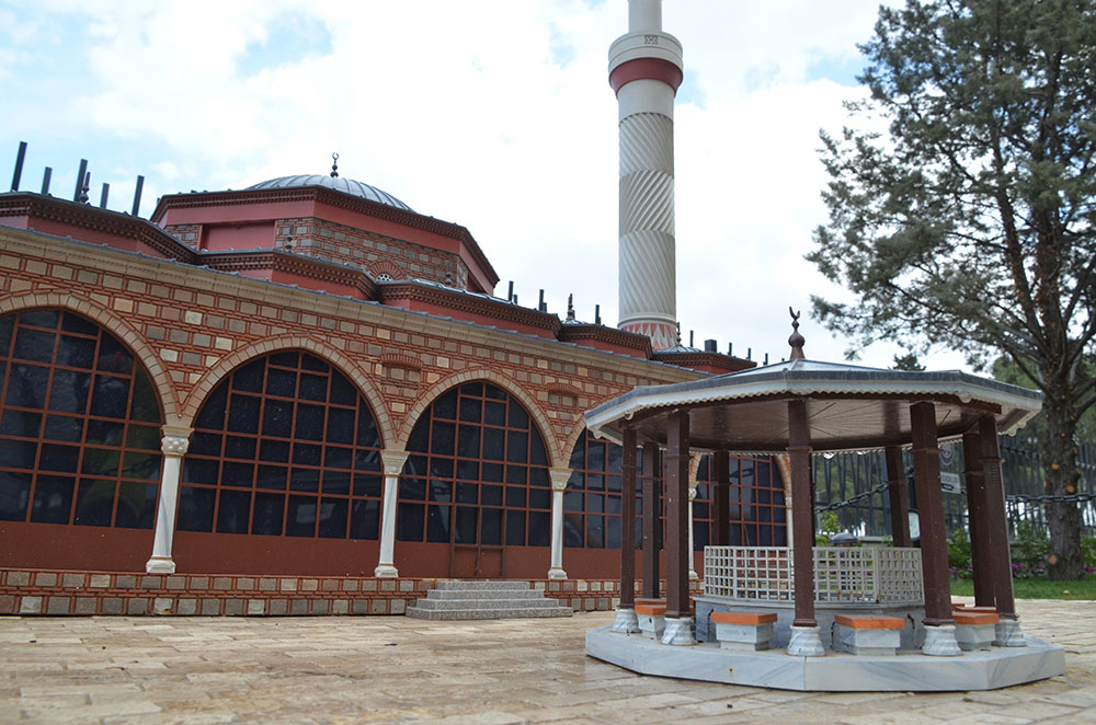 Manisa Hatuniye Camii ve Külliyesi