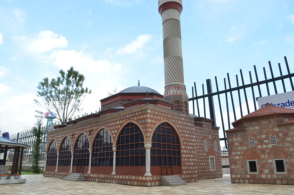 Manisa Hatuniye Camii ve Külliyesi